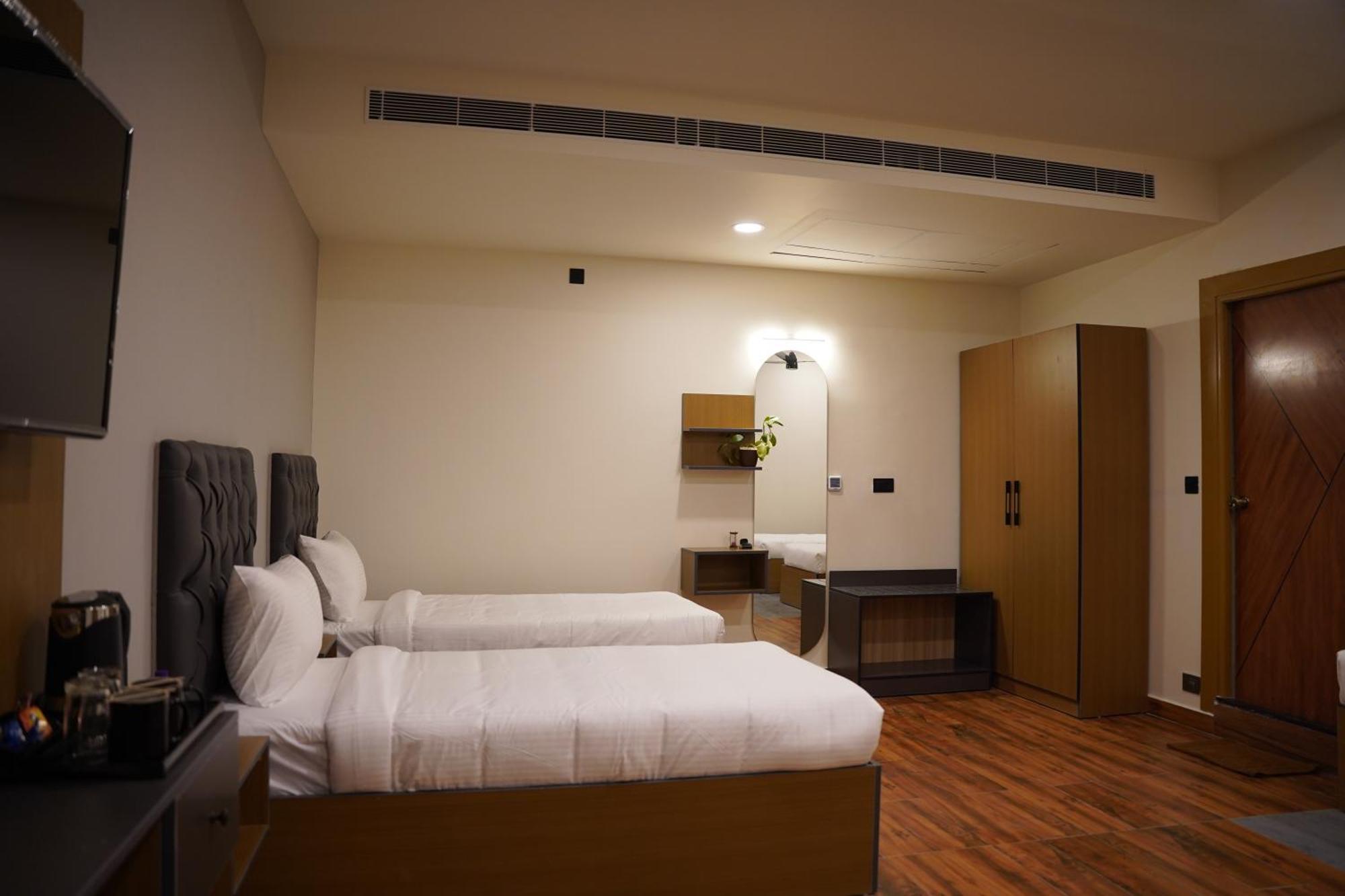 The Continental Inn & Suites ไมซอร์ ภายนอก รูปภาพ