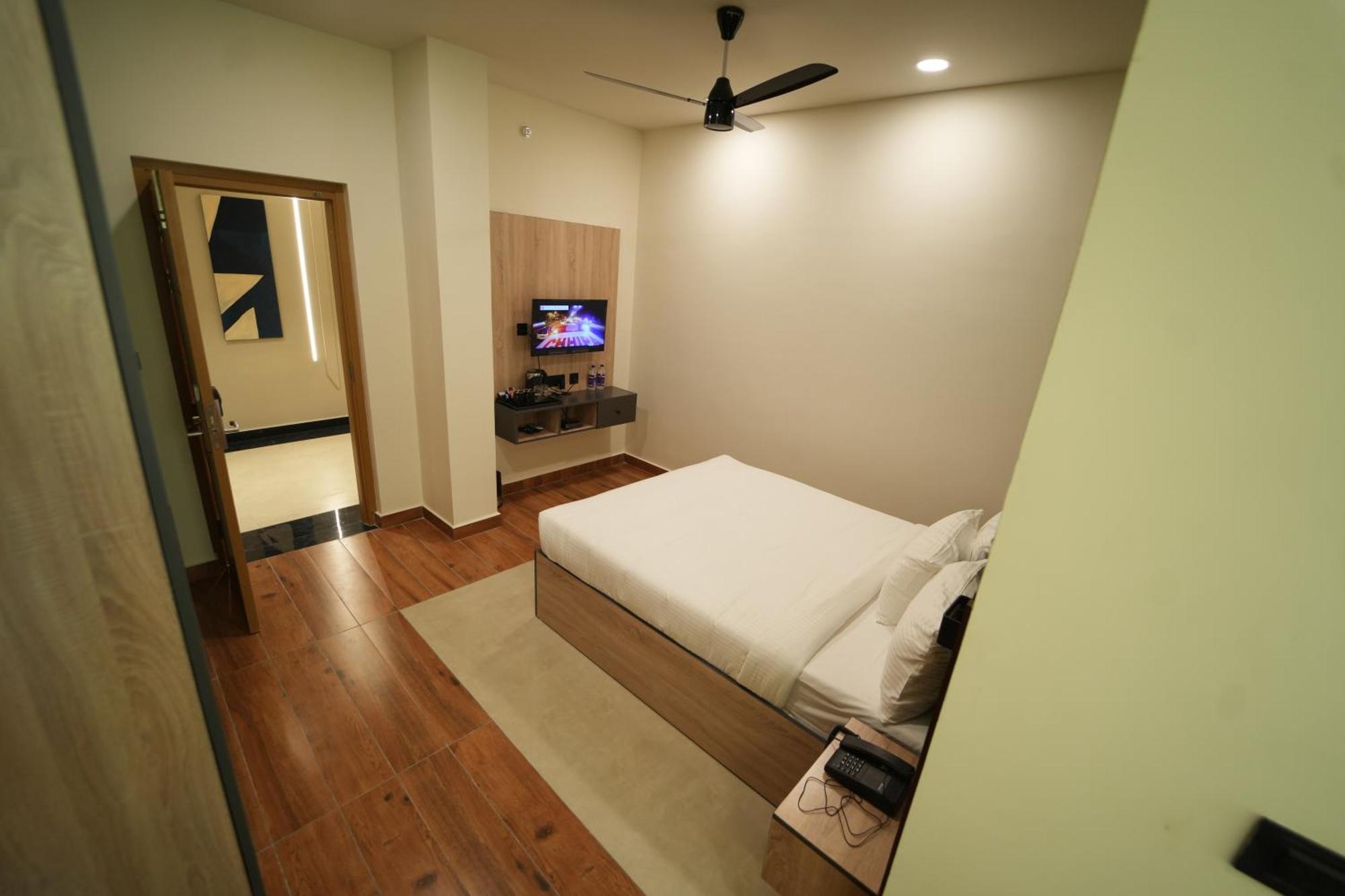 The Continental Inn & Suites ไมซอร์ ภายนอก รูปภาพ