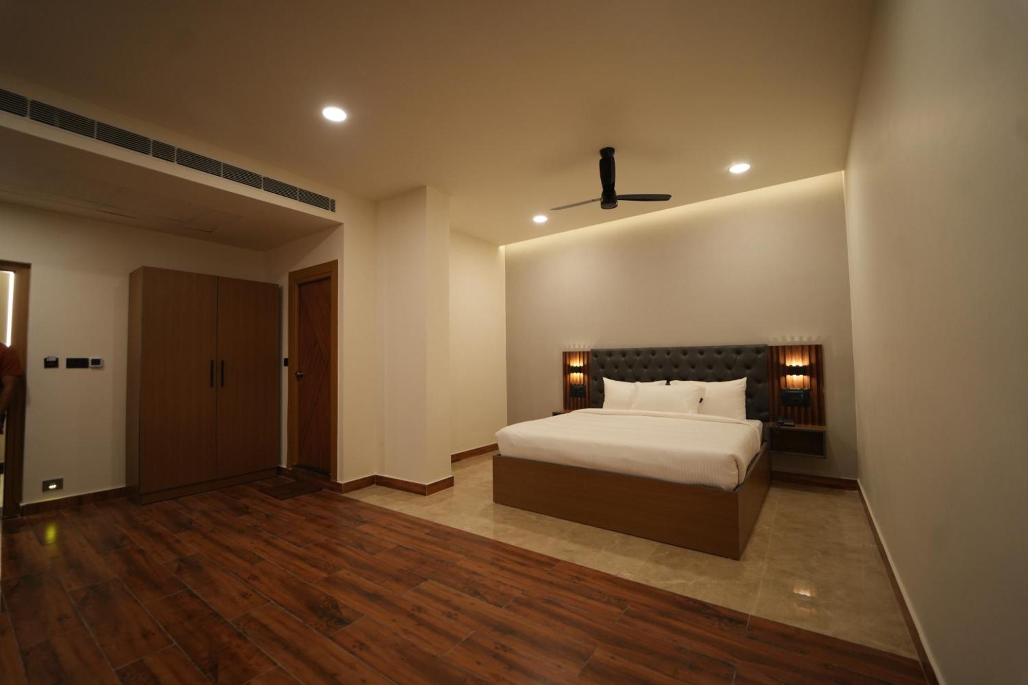 The Continental Inn & Suites ไมซอร์ ภายนอก รูปภาพ