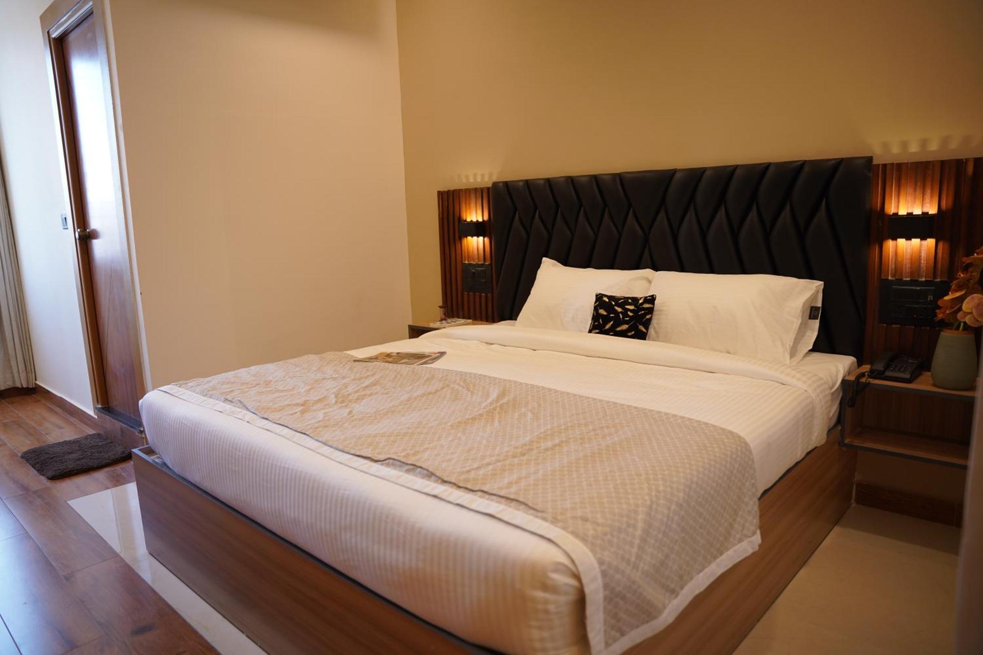 The Continental Inn & Suites ไมซอร์ ภายนอก รูปภาพ